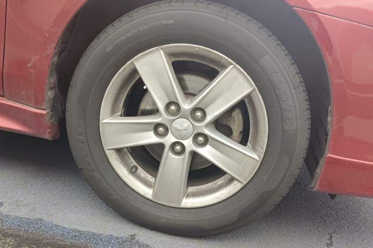 Used Mitsubishi Lancer EX 2010 Fashion Edition 1.8L CVT Comfort Trim Right Front Wheel Hub