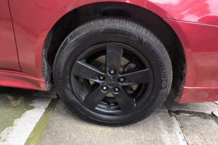 Used Mitsubishi Lancer EX 2010 Fashion Edition 1.8L Manual Comfort Trim Right Front Wheel Hub