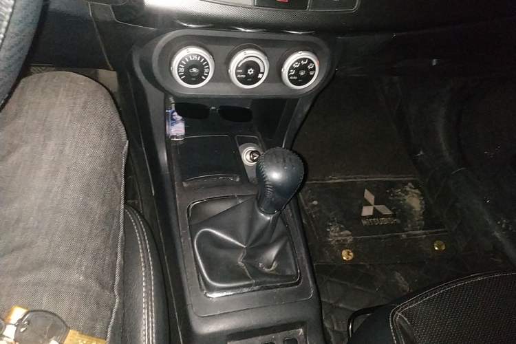 Used Mitsubishi Lancer EX 2010 Chasing Edition 1.8L Manual Luxury Model Gear Lever