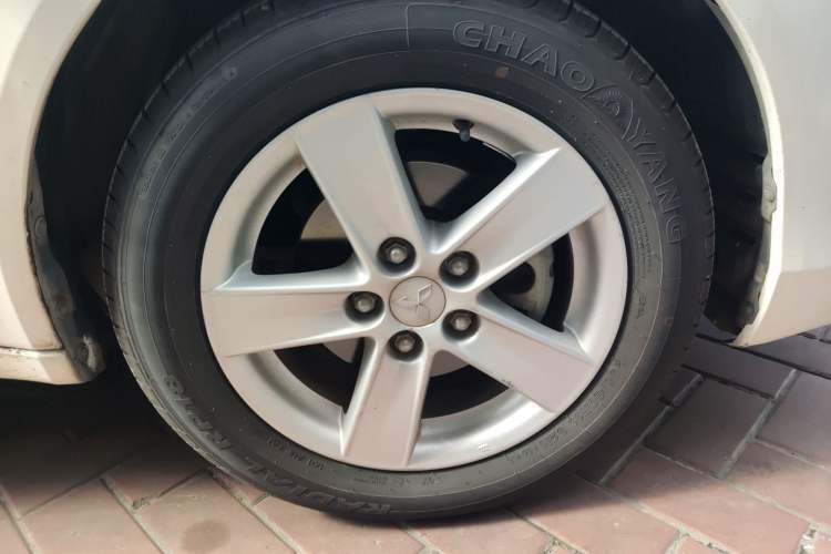 Used Mitsubishi Lancer EX 2010 Fashion Edition 1.8L Manual Comfort Trim Right Front Wheel Hub