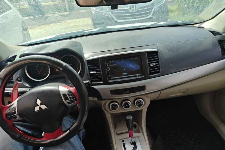 Used Mitsubishi Lancer EX 2011 Fashion Edition 1.8L CVT Comfort Version Center Console