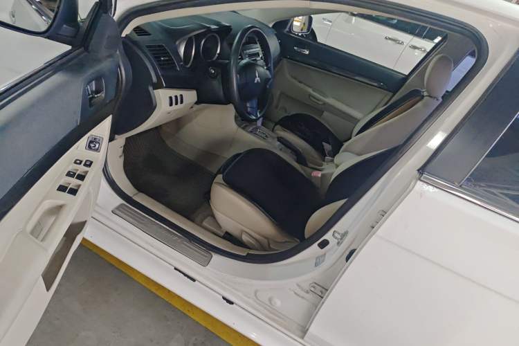 Used Mitsubishi Lancer EX 2011 Fashion Edition 1.8L CVT Comfort Version Interior 3