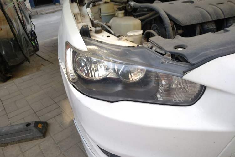 Used Mitsubishi Lancer EX 2011 Chasing Edition 1.8L Manual Luxury Model Right Front Headlight