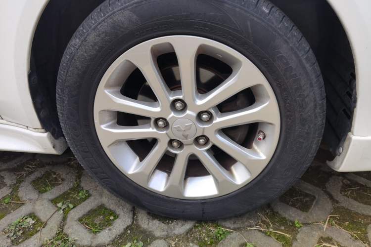 Used Mitsubishi Lancer EX 2011 Chasing Edition 1.8L Manual Luxury Model Right Front Wheel Hub