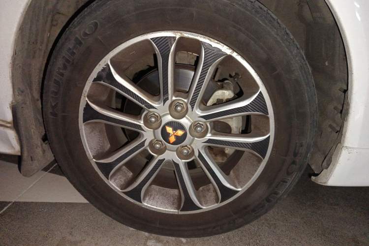 Used Mitsubishi Lancer EX 2011 Chasing Edition 1.8L CVT Limited Model Right Front Wheel Hub