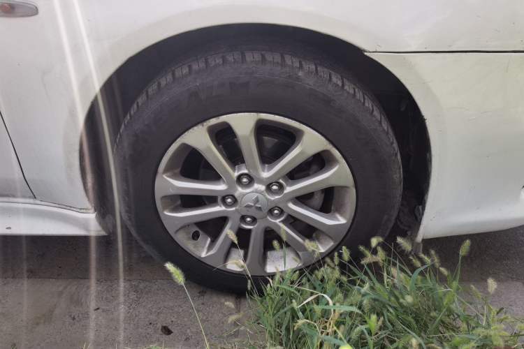 Used Mitsubishi Lancer EX 2011 Chasing Edition 1.8L CVT Limited Model Right Front Wheel Hub