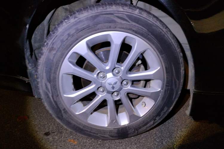 Used Mitsubishi Lancer EX 2012 Chasing Edition 1.8L Manual Luxury Model Right Front Wheel Hub