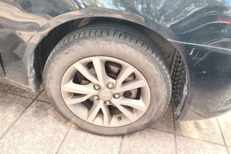 Used Mitsubishi Lancer EX 2012 1.8L CVT Charm Edition Right Front Wheel Hub