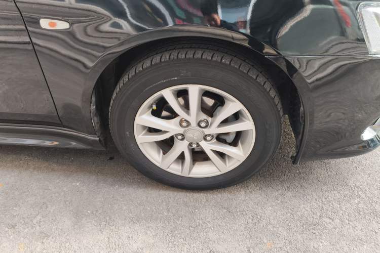 Used Mitsubishi Lancer EX 2012 Chasing Edition 1.8L Manual Luxury Model Right Front Wheel Hub