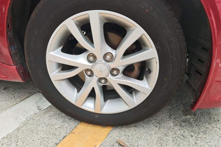 Used Mitsubishi Lancer EX 2012 Fashion Edition 1.8L Manual Comfort Version Right Front Wheel Hub