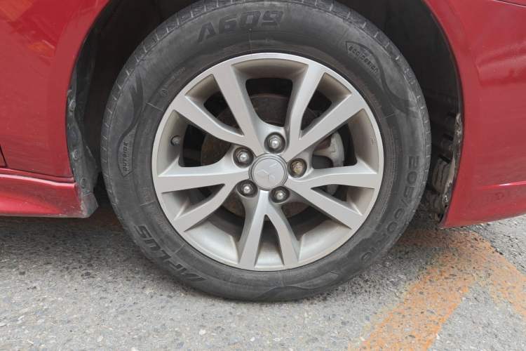 Used Mitsubishi Lancer EX 2012 Chasing Edition 1.8L Manual Luxury Model Right Front Wheel Hub