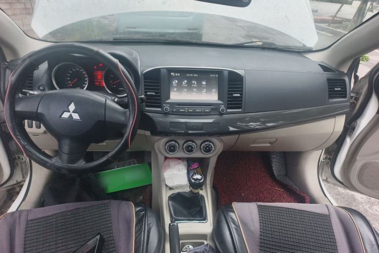 Used Mitsubishi Lancer EX 2012 Fashion Edition 1.8L Manual Comfort Version Center Console