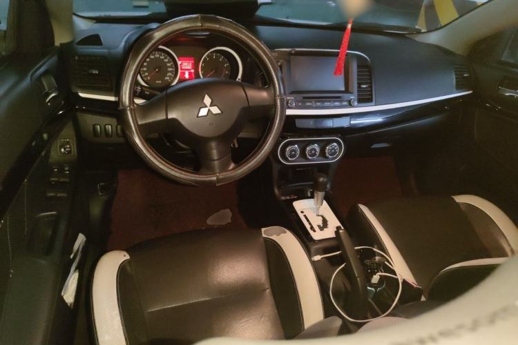 Used Mitsubishi Lancer EX 2012 Classic 1.8L CVT Black-and-White Edition Center Console