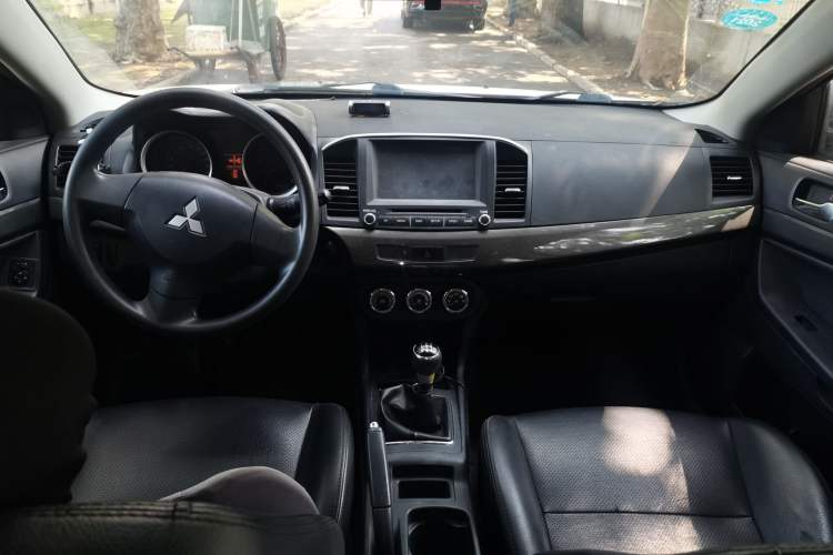 Used Mitsubishi Lancer EX 2012 Xinyuan Edition 2.0L Manual Comfort Model Center Console