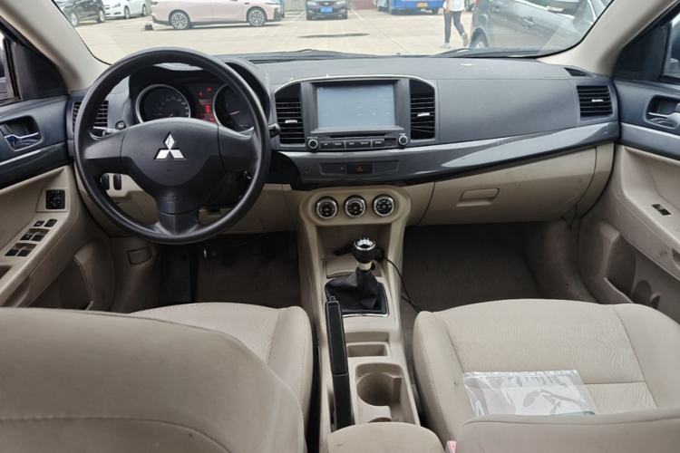 Used Mitsubishi Lancer EX 2012 Fashion Edition 1.8L Manual Comfort Version Center Console