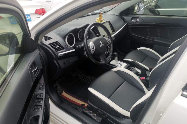 Used Mitsubishi Lancer EX 2012 Classic 2.0L CVT Black & White Edition Interior 5