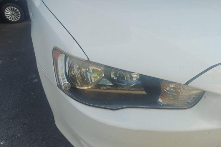 Used Mitsubishi Lancer EX 2012 Chasing Edition 1.8L Manual Luxury Model Right Front Headlight