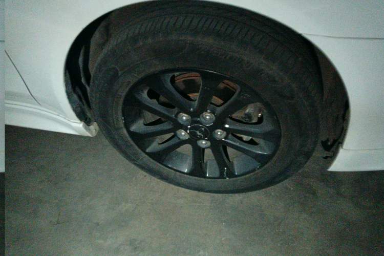 Used Mitsubishi Lancer EX 2012 Classic 2.0L CVT Black & White Edition Right Front Wheel Hub