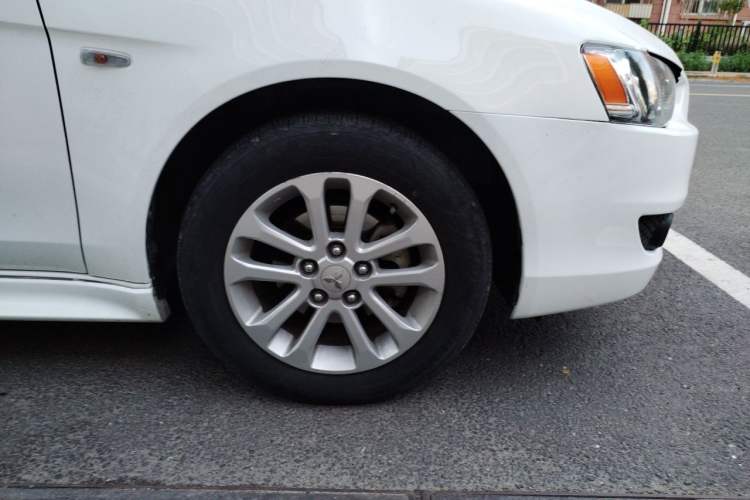 Used Mitsubishi Lancer EX 2012 Fashion Edition 1.8L Manual Comfort Version Right Front Wheel Hub