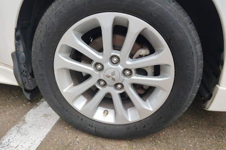 Used Mitsubishi Lancer EX 2012 Chasing Edition 1.8L Manual Luxury Model Right Front Wheel Hub