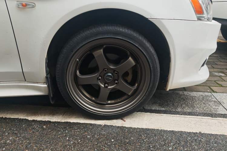 Used Mitsubishi Lancer EX 2012 1.8L Manual Charm Edition Right Front Wheel Hub