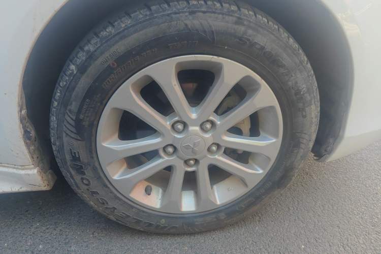 Used Mitsubishi Lancer EX 2012 Chasing Edition 1.8L Manual Luxury Model Right Front Wheel Hub