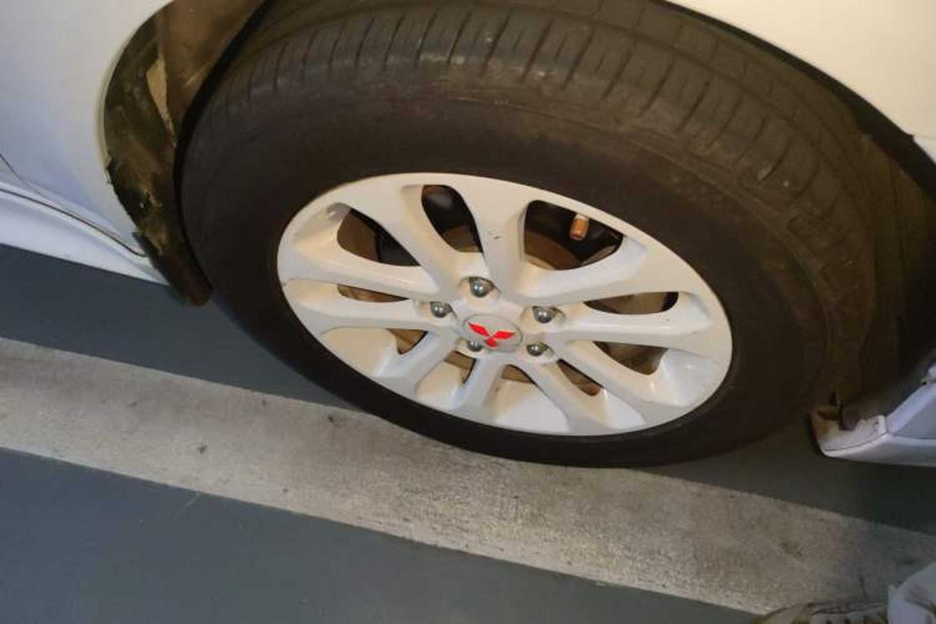 Used Mitsubishi Lancer EX 2012 Classic 1.8L CVT Black-and-White Edition Right Front Wheel Hub