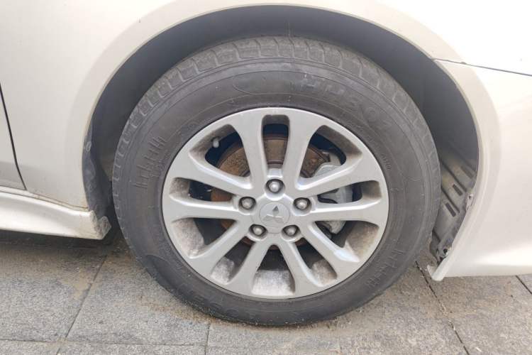 Used Mitsubishi Lancer EX 2012 Chasing Edition 1.8L Manual Luxury Model Right Front Wheel Hub