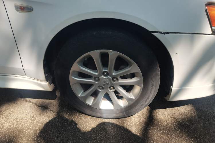 Used Mitsubishi Lancer EX 2012 Xinyuan Edition 2.0L Manual Comfort Model Right Front Wheel Hub