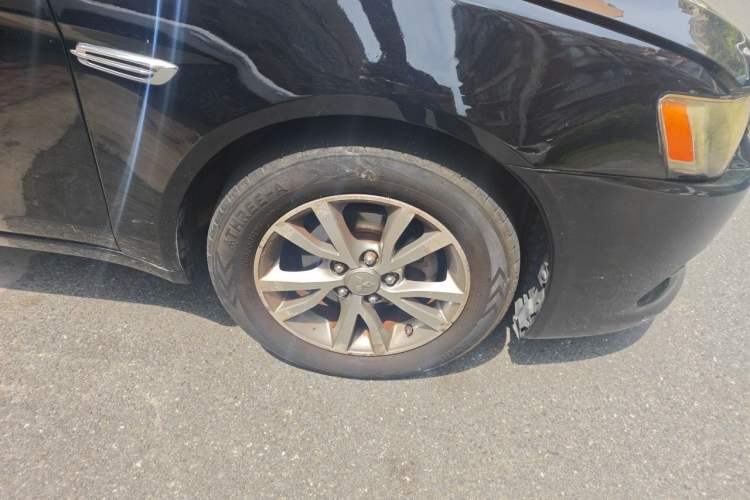 Used Mitsubishi Lancer EX 2013 Style Edition 1.6L Manual Luxury Model Right Front Wheel Hub