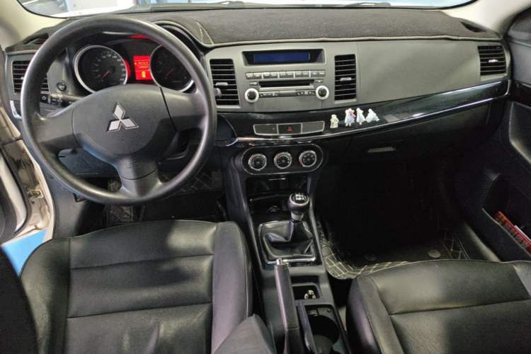 Used Mitsubishi Lancer EX 2013 Chasing Edition 1.8L Manual Luxury Model Center Console