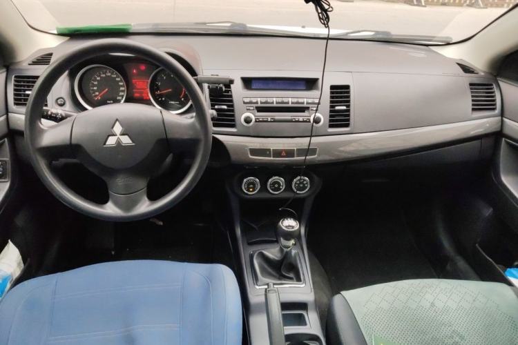 Used Mitsubishi Lancer EX 2013 Fashion Edition 1.8L Manual Comfort Version Center Console