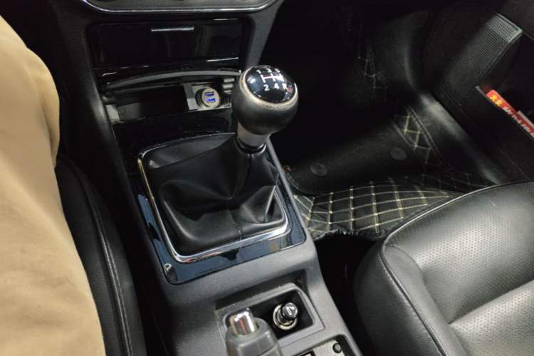 Used Mitsubishi Lancer EX 2013 Chasing Edition 1.8L Manual Luxury Model Gear Lever