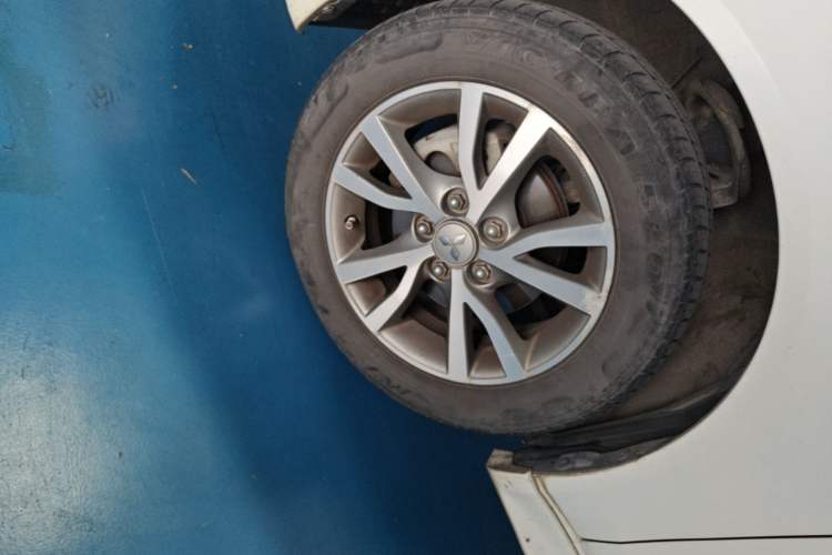 Used Mitsubishi Lancer EX 2013 Chasing Edition 1.8L Manual Luxury Model Left Front Wheel Hub