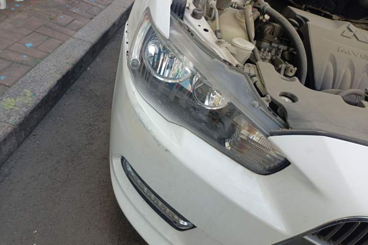 Used Mitsubishi Lancer EX 2013 Style Edition 1.6L Manual Classic Model Right Front Headlight