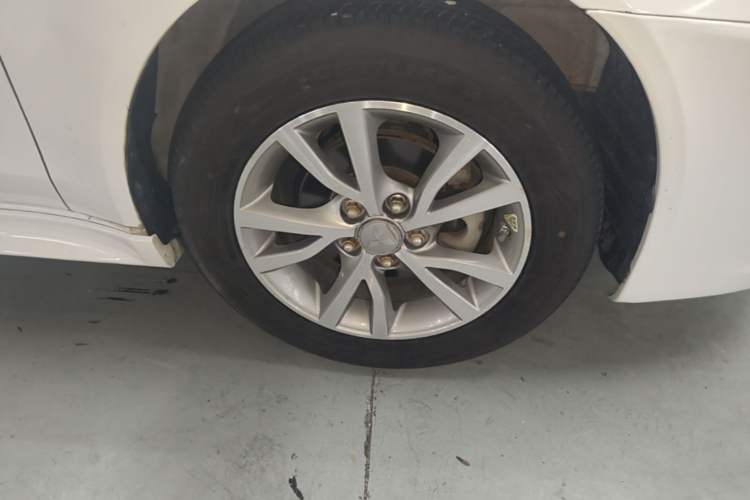Used Mitsubishi Lancer EX 2013 Fashion Edition 1.8L CVT Comfort Version Right Front Wheel Hub