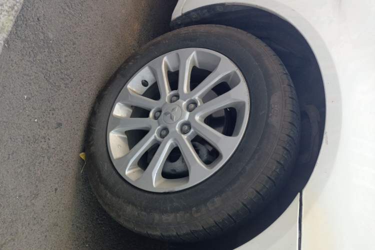 Used Mitsubishi Lancer EX 2013 Style Edition 1.6L Manual Classic Model Right Front Wheel Hub