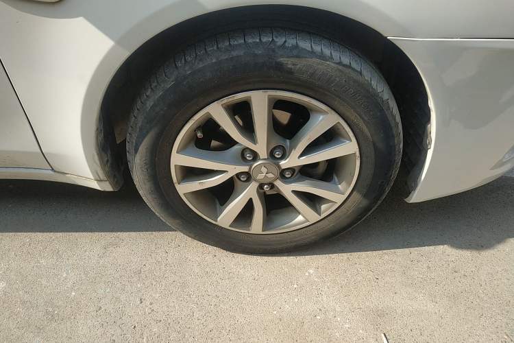 Used Mitsubishi Lancer EX 2013 Style Edition 1.6L Manual Luxury Model Right Front Wheel Hub