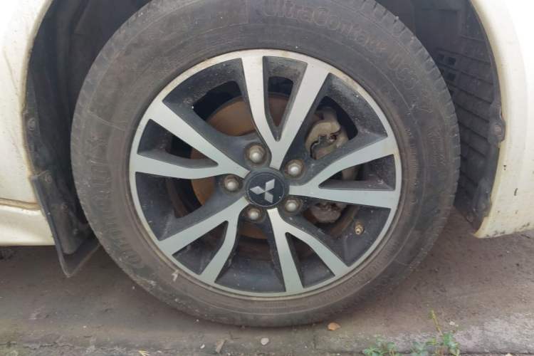 Used Mitsubishi Lancer EX 2013 Chasing Edition 1.8L Manual Luxury Model Right Front Wheel Hub