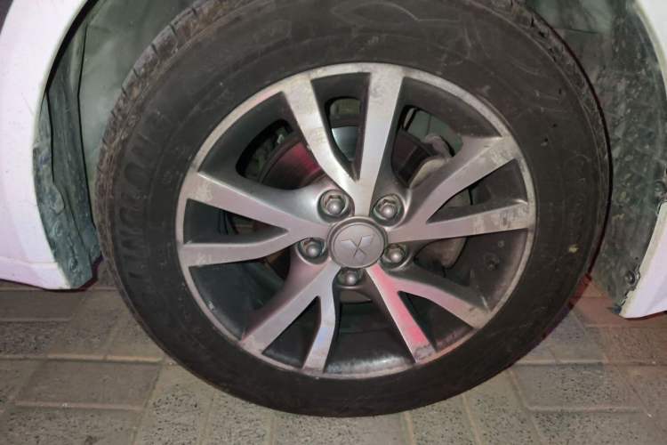 Used Mitsubishi Lancer EX 2013 Fashion Edition 1.8L Manual Comfort Version Right Front Wheel Hub