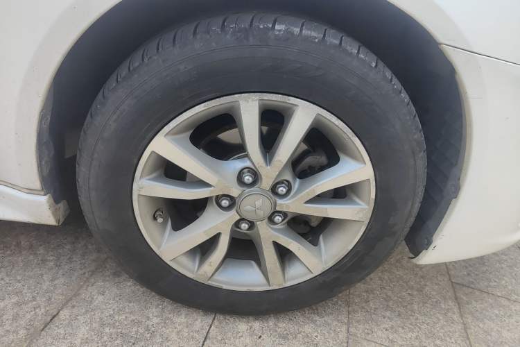 Used Mitsubishi Lancer EX 2013 Fashion Edition 1.8L Manual Comfort Version Right Front Wheel Hub