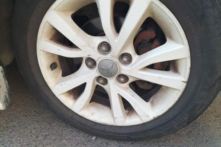 Used Mitsubishi Lancer EX 2013 Fashion Edition 1.8L Manual Comfort Version Right Front Wheel Hub