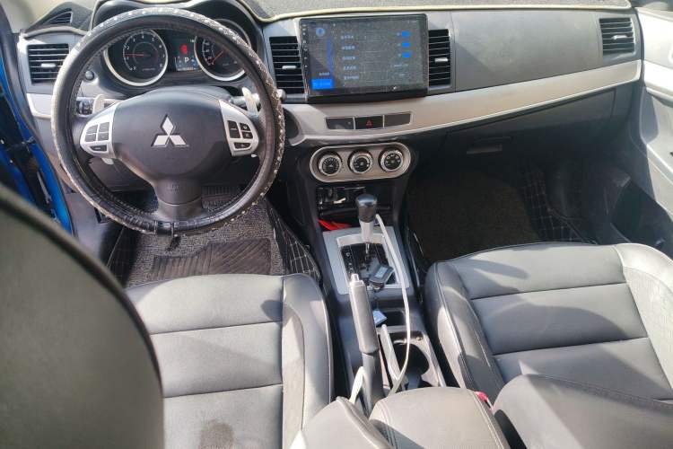 Used Mitsubishi Lancer EX 2015 1.8L CVT ZhiShang Edition China IV Standard Center Console