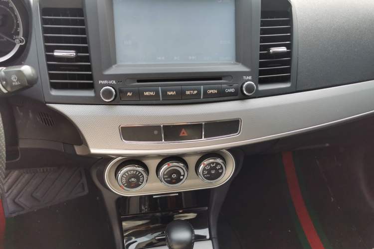 Used Mitsubishi Lancer EX 2015 1.8L CVT ZhiShang Edition China IV Standard Audio And AC Panel