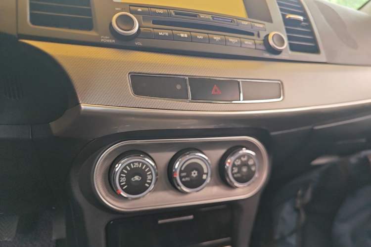 Used Mitsubishi Lancer EX 2015 1.8L Manual ZhiShang Edition China IV Audio And AC Panel