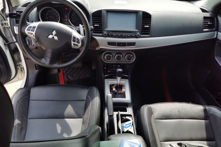 Used Mitsubishi Lancer EX 2015 1.8L CVT ZhiShang Edition China IV Standard Center Console