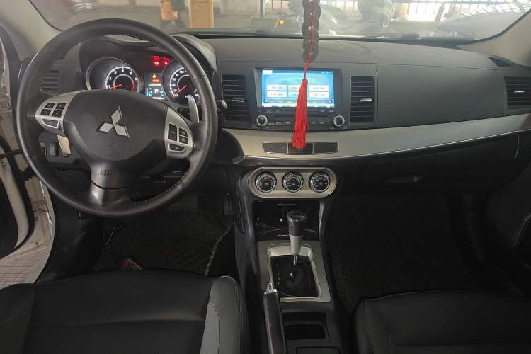 Used Mitsubishi Lancer EX 2015 1.8L CVT ZhiShang Edition China IV Standard Center Console