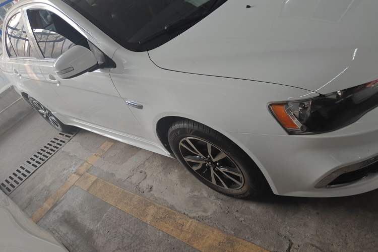 Used Mitsubishi Lancer EX 2015 1.8L CVT ZhiShang Edition China IV Standard Exterior 2