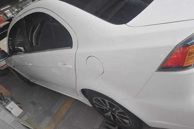 Used Mitsubishi Lancer EX 2015 1.8L CVT ZhiShang Edition China IV Standard Exterior 5