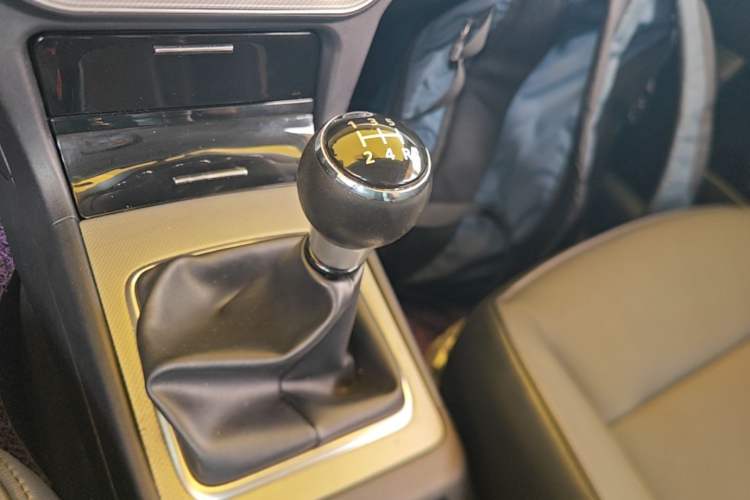 Used Mitsubishi Lancer EX 2015 1.8L Manual ZhiShang Edition China IV Gear Lever